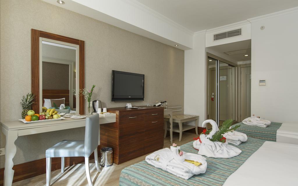 Side Crown Palace Ultra All Inclusive Room photo